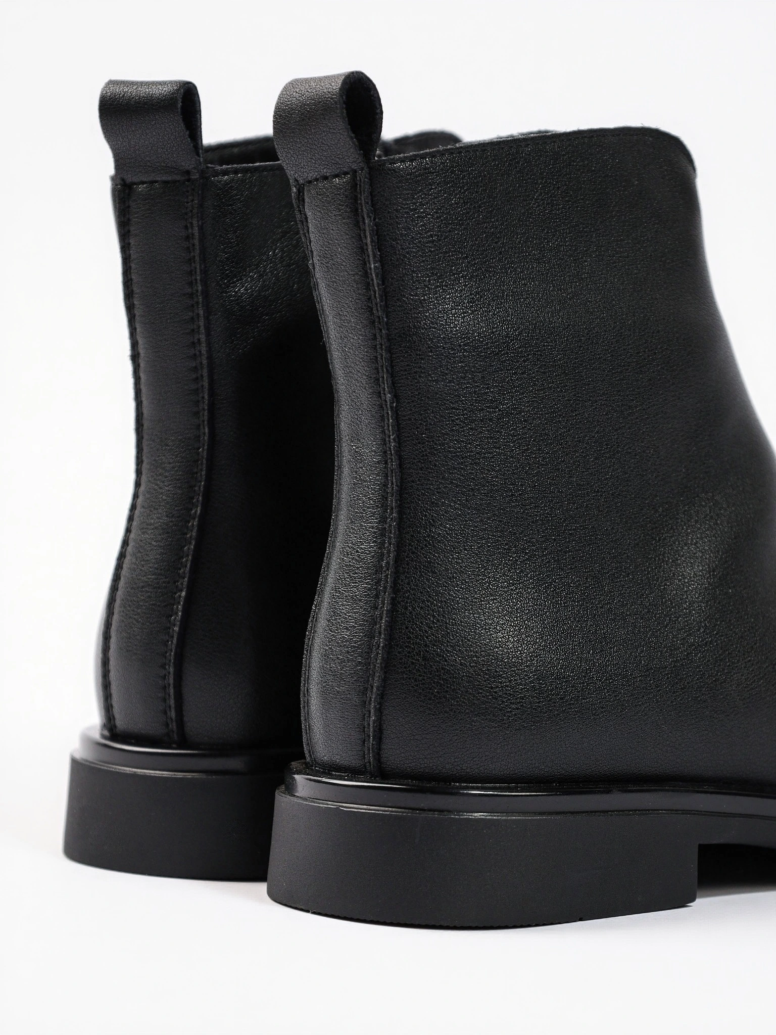 Ботинки черного цвета с декоративным замком